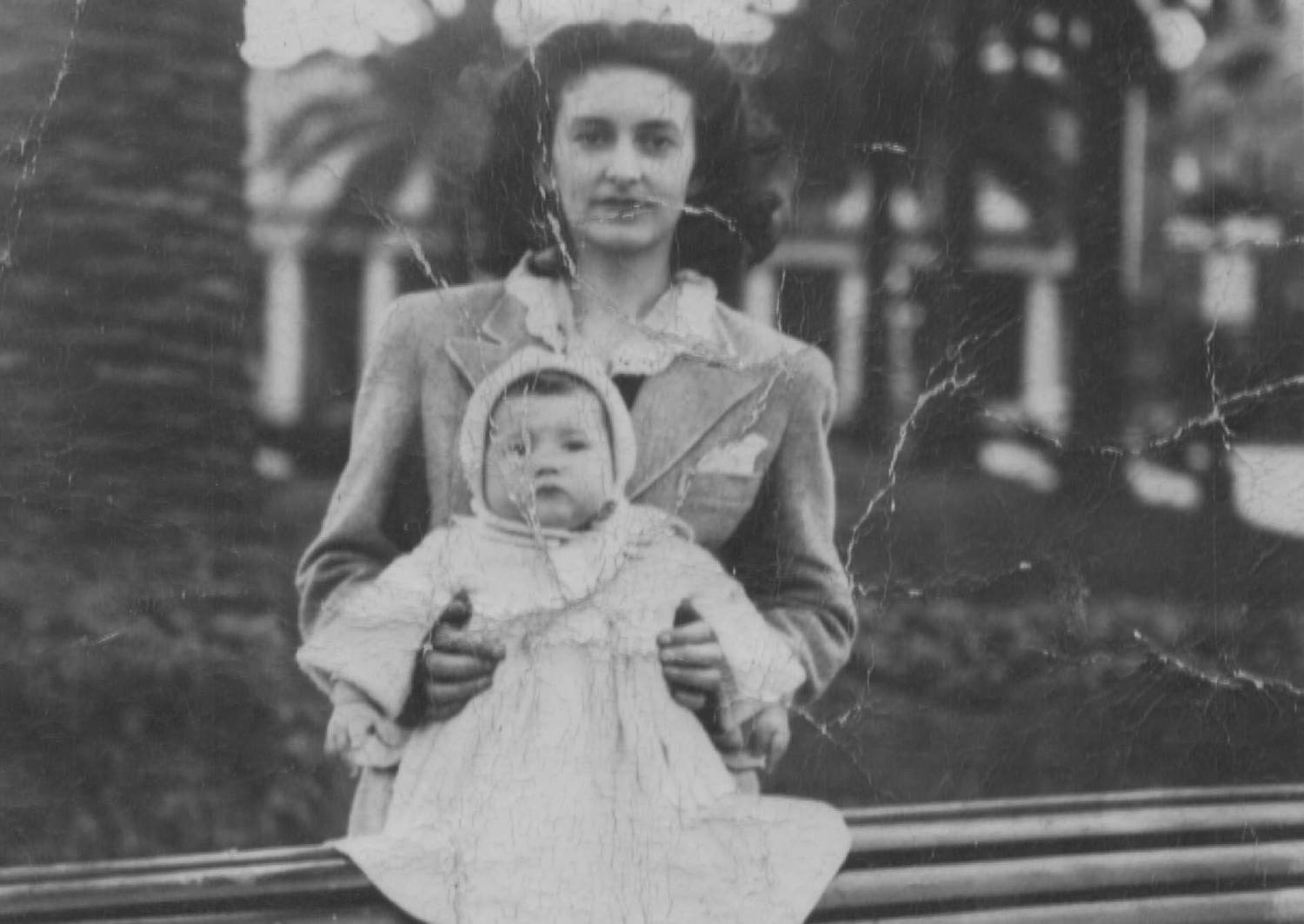 Omi mit Carlas Mutter, Montevideo, 1945