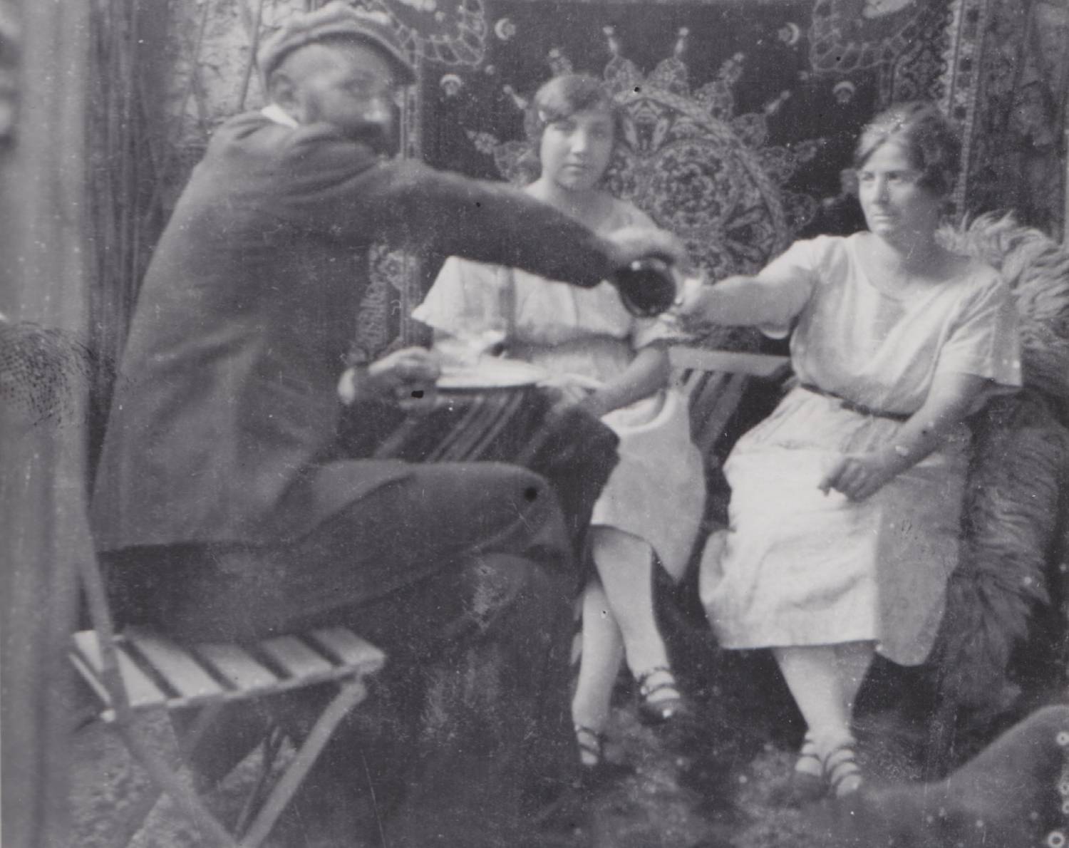 Nani (Mitte) mit ihrer Mutter in Marokko, um 1925