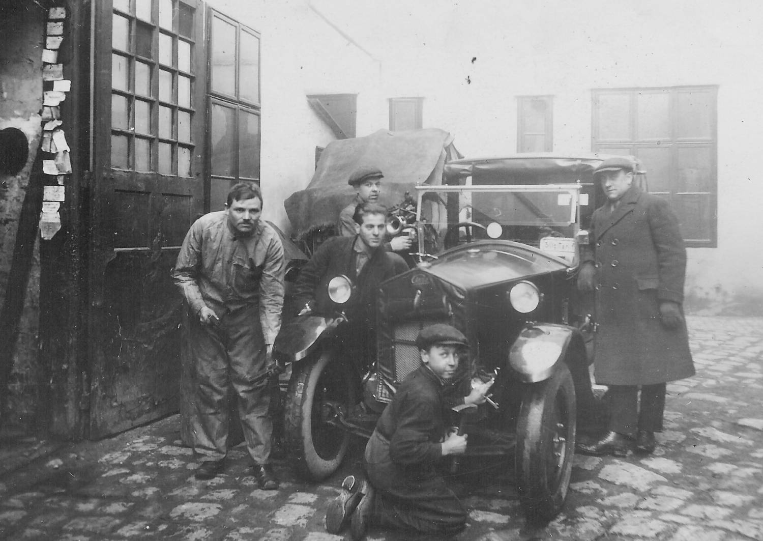 Großvater, links, in der seiner Karosseriewerkstatt, Wien, um 1925