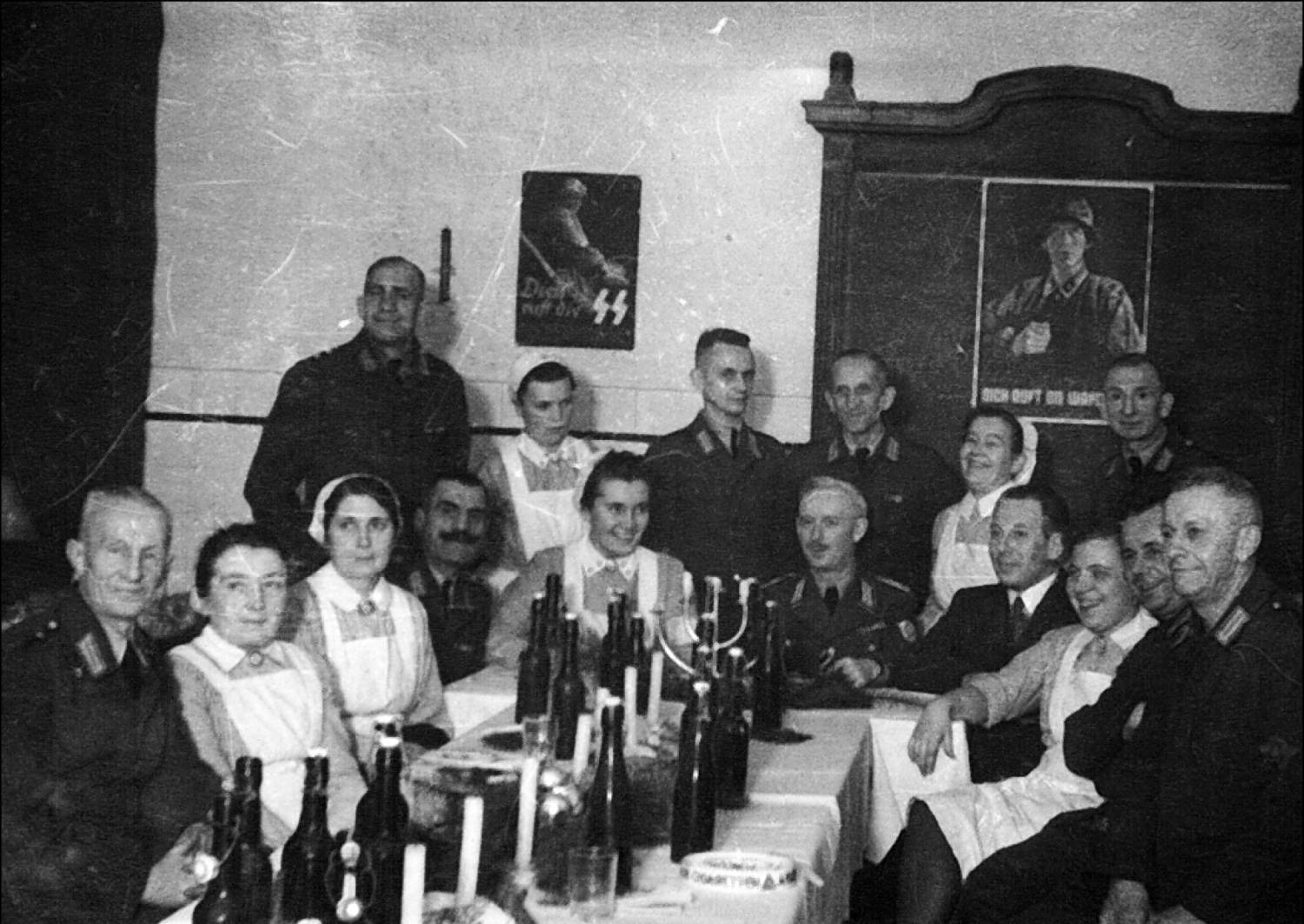 Liesel als Krankenschwester (links am Tisch beim Kerzenständer), um 1940