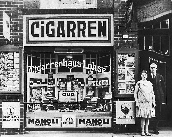 Omi und Opi vor ihrem Zigarettenhaus, Hamburg, 1928