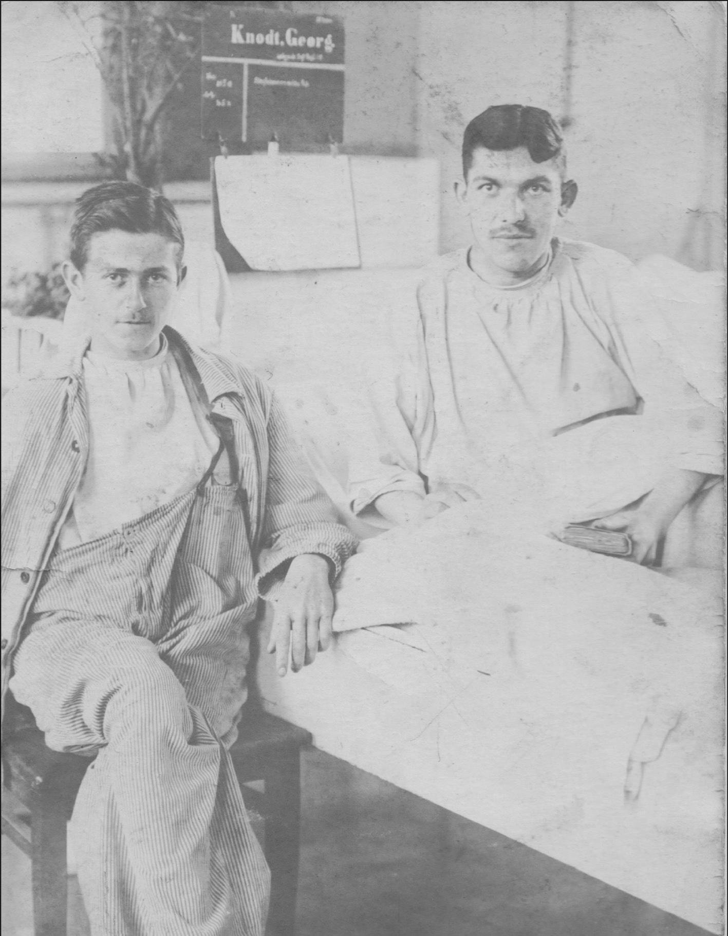 Opa, rechts, im Lazarett, 1918